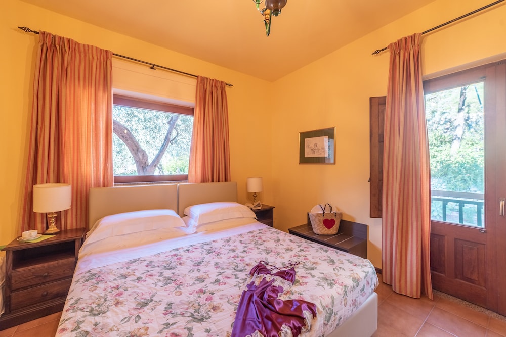 Hotel Villa Sirina — Hotel rooms in Taormina, Sicily