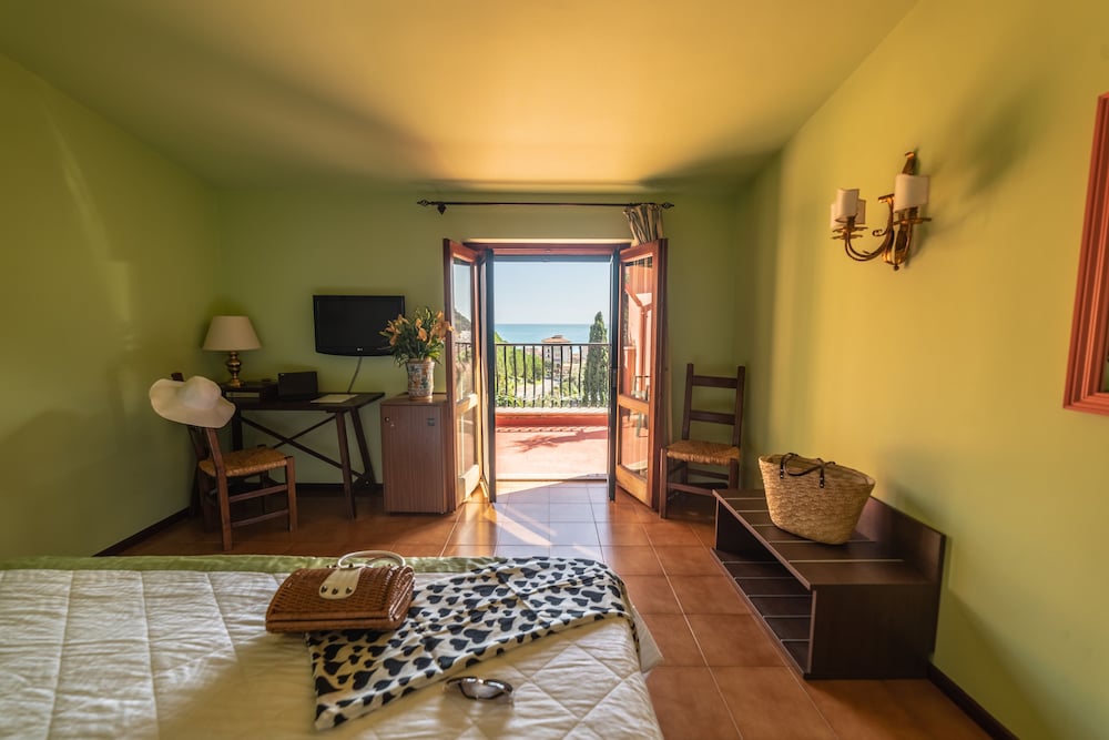 Hotel Villa Sirina — Hotel rooms in Taormina, Sicily