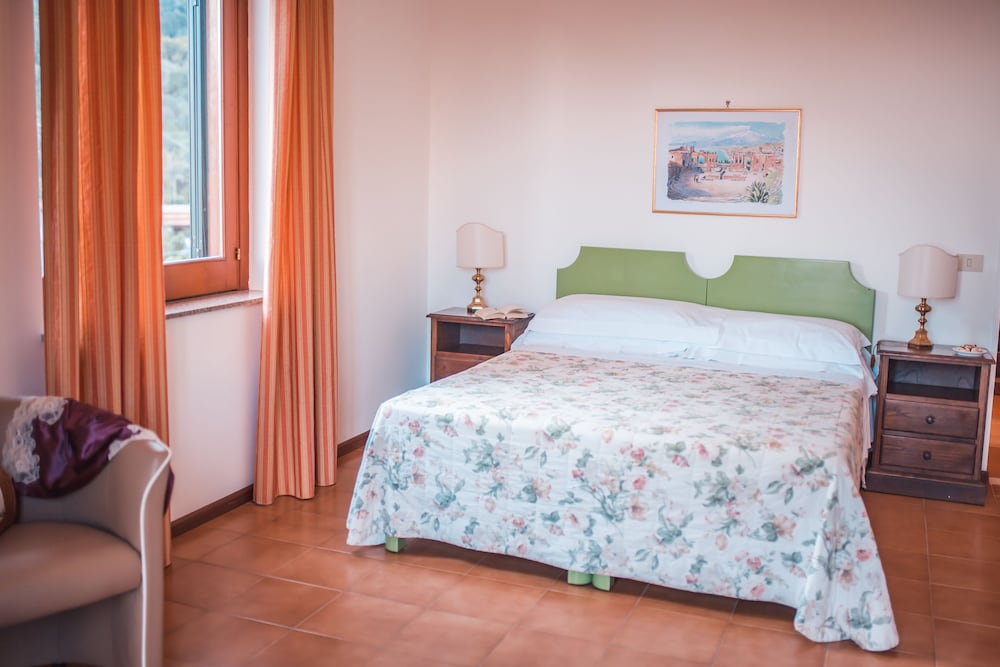 Hotel Villa Sirina — Hotel rooms in Taormina, Sicily