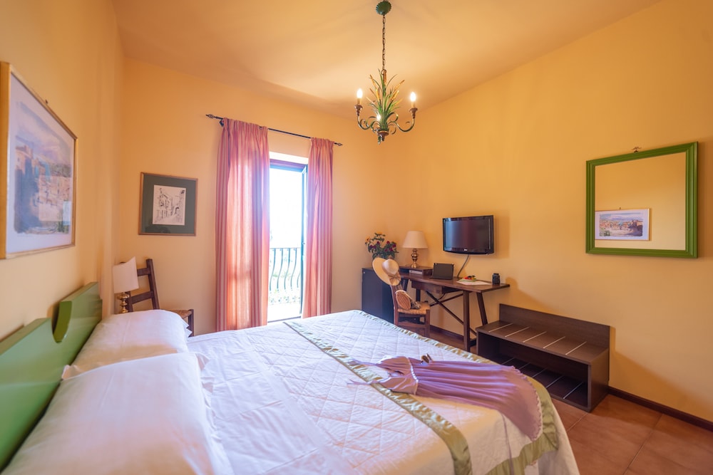 Hotel Villa Sirina — Hotel rooms in Taormina, Sicily