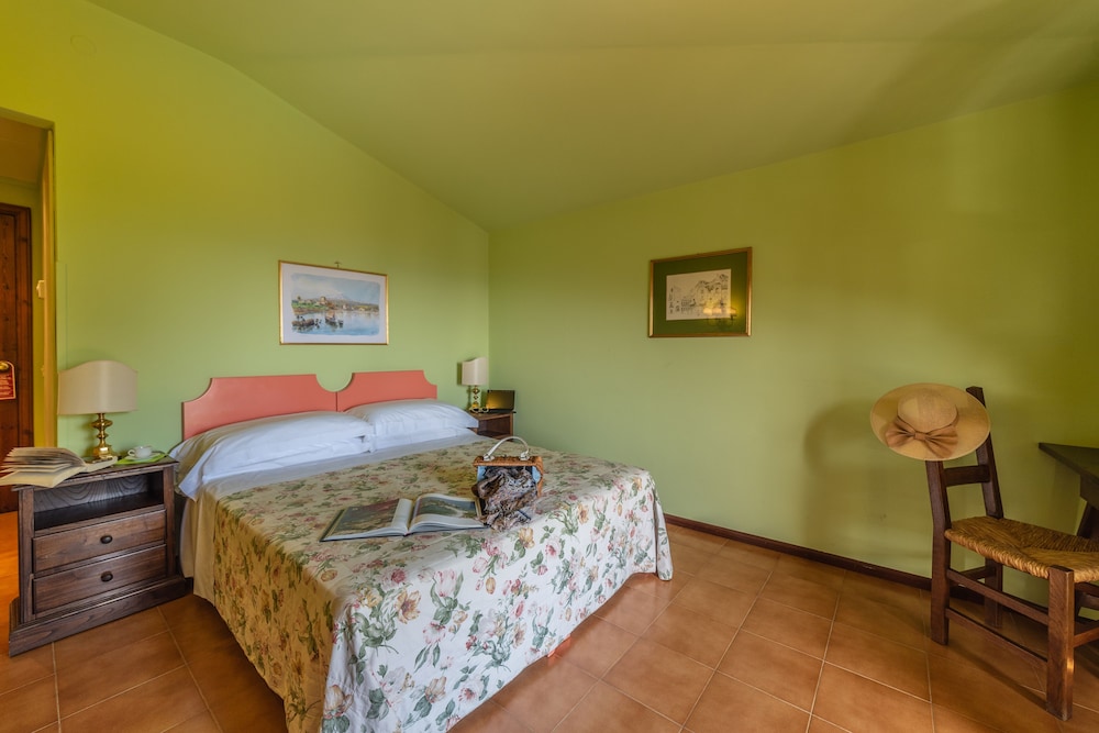 Hotel Villa Sirina — Hotel rooms in Taormina, Sicily