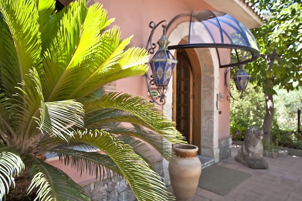 Hotel Villa Sirina — Hotel building in Taormina, Sicily