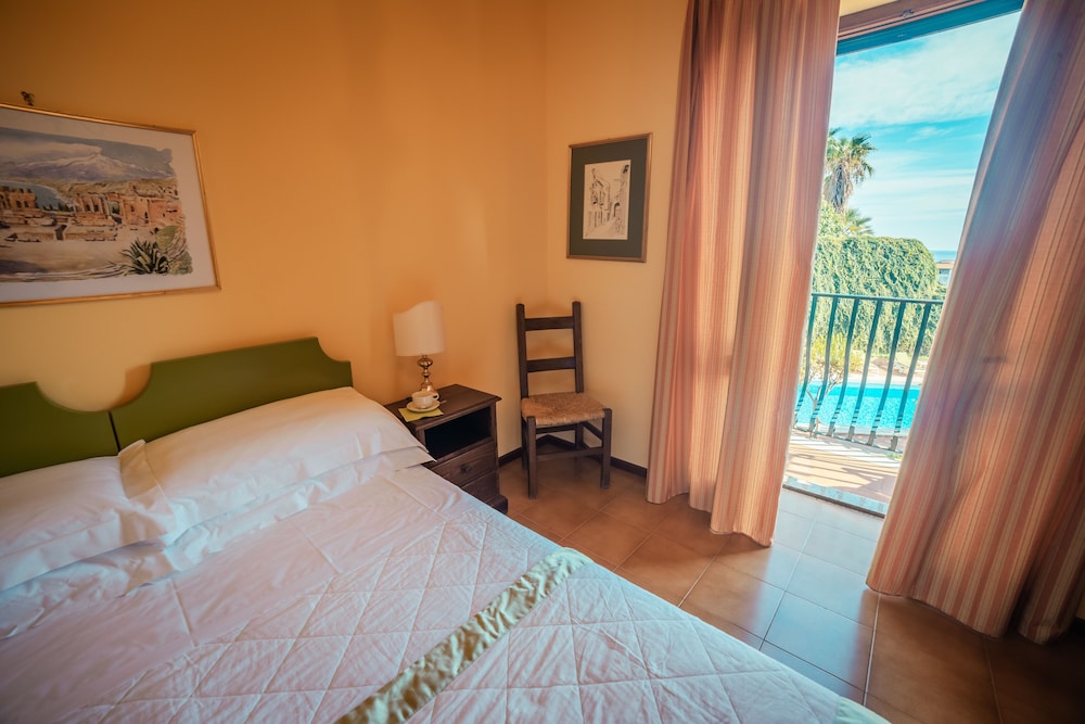 Hotel Villa Sirina — Hotel rooms in Taormina, Sicily