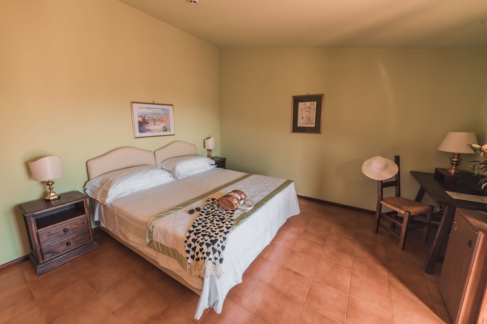 Hotel Villa Sirina — Hotel rooms in Taormina, Sicily
