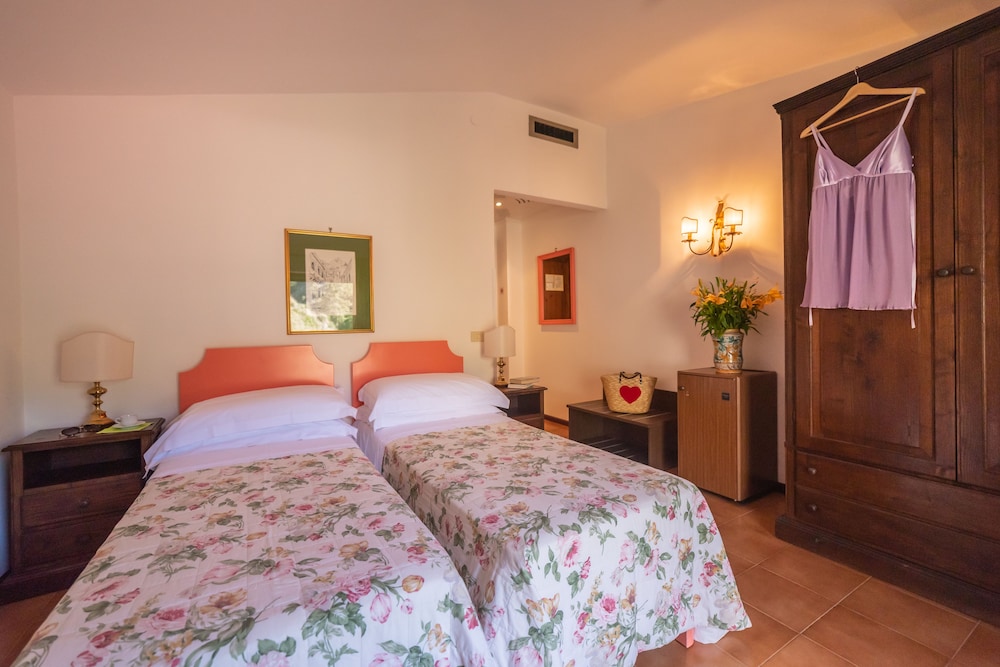 Hotel Villa Sirina — Hotel rooms in Taormina, Sicily