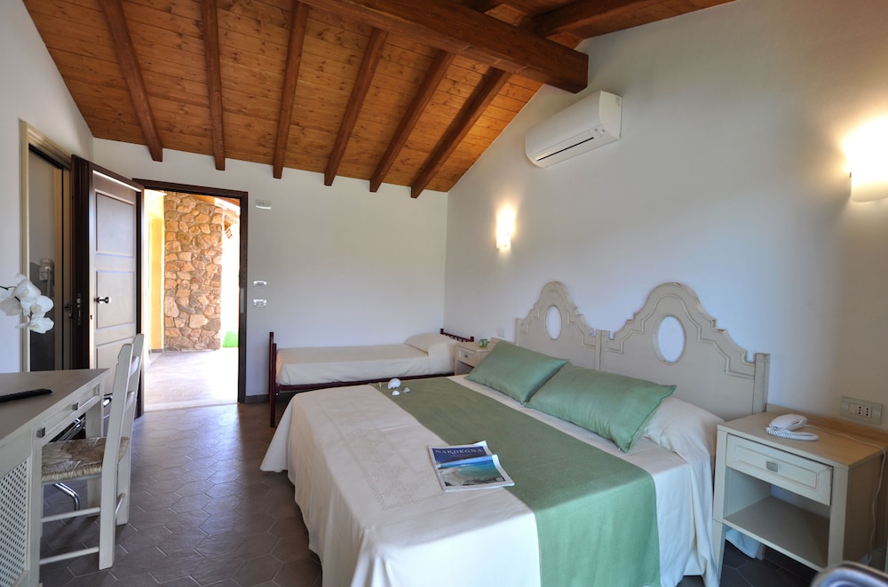 Hotel Le Anfore — Hotel rooms in Villasimius, Sardinia