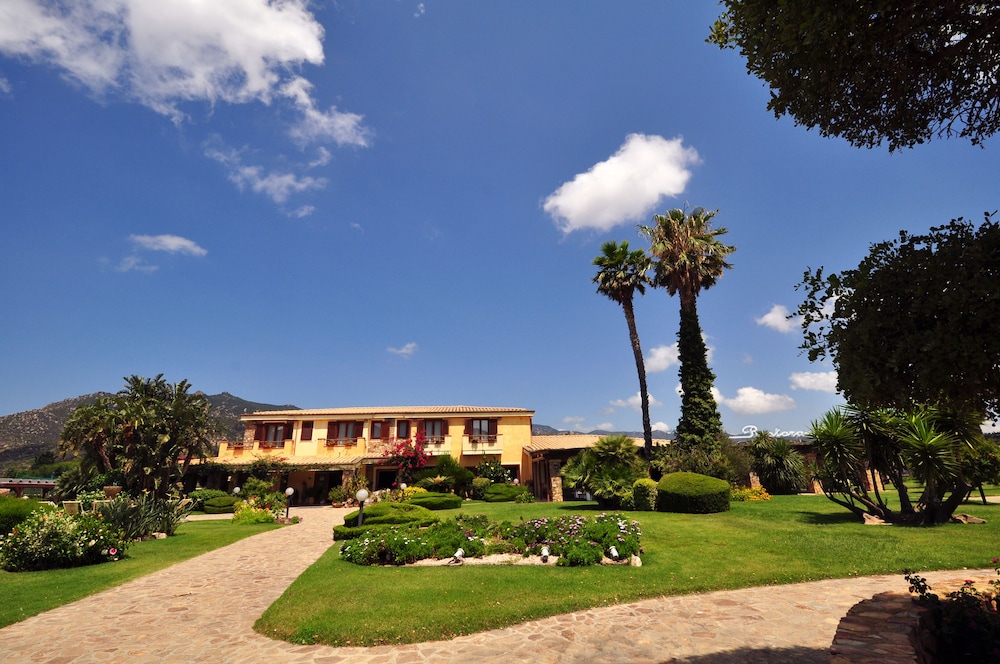 Hotel Le Anfore — Hotel building in Villasimius, Sardinia
