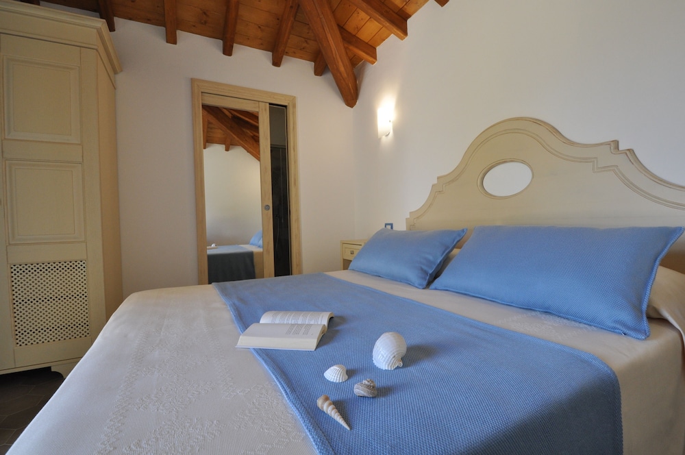 Hotel Le Anfore — Hotel rooms in Villasimius, Sardinia