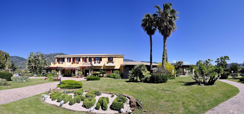 Hotel Le Anfore — Hotel building in Villasimius, Sardinia
