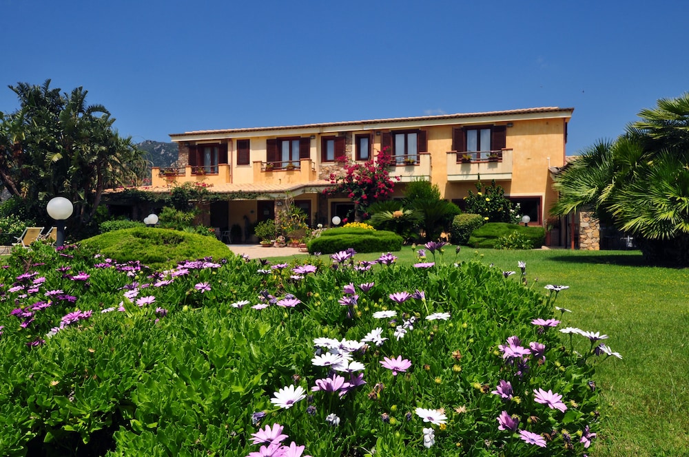 Hotel Le Anfore — Hotel building in Villasimius, Sardinia