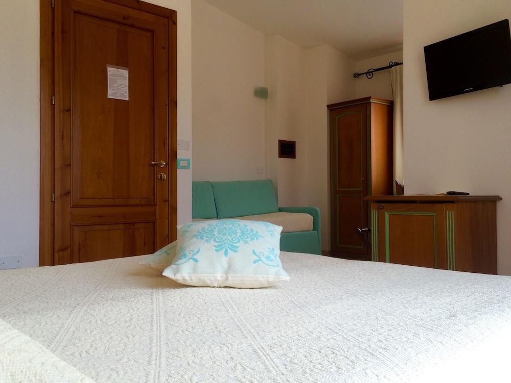 Hotel Le Anfore — Hotel rooms in Villasimius, Sardinia