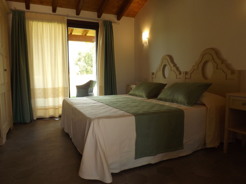 Hotel Le Anfore — Hotel rooms in Villasimius, Sardinia