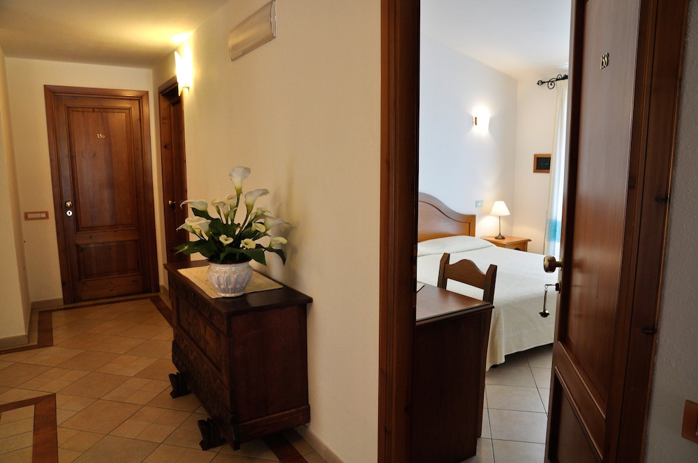 Hotel Le Anfore — Hotel rooms in Villasimius, Sardinia