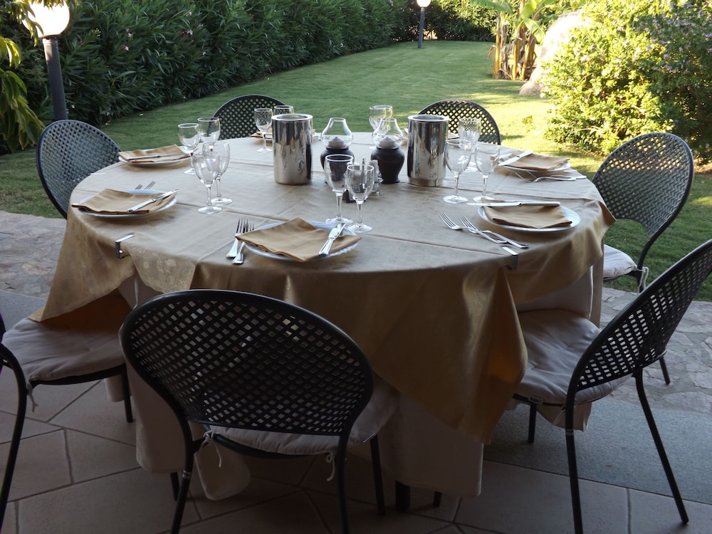 Hotel Le Anfore — Restaurant & bars in Villasimius, Sardinia