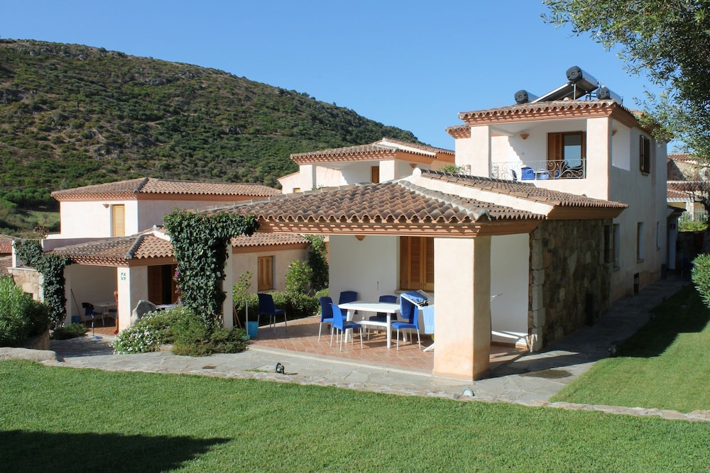 Residence Bouganvillage — Hotel building in Budoni, Sardinia