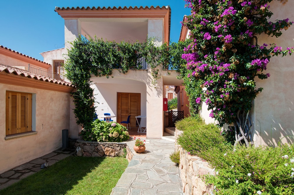 Residence Bouganvillage — Hotel building in Budoni, Sardinia