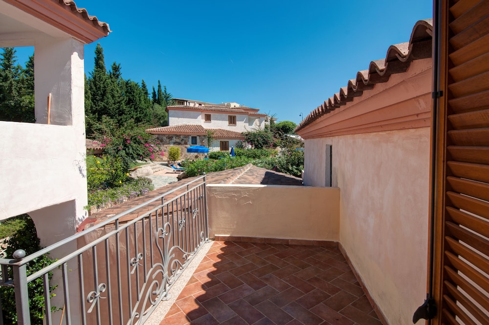 Residence Bouganvillage — Hotel building in Budoni, Sardinia