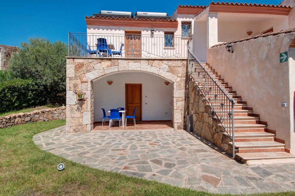 Residence Bouganvillage — Hotel building in Budoni, Sardinia