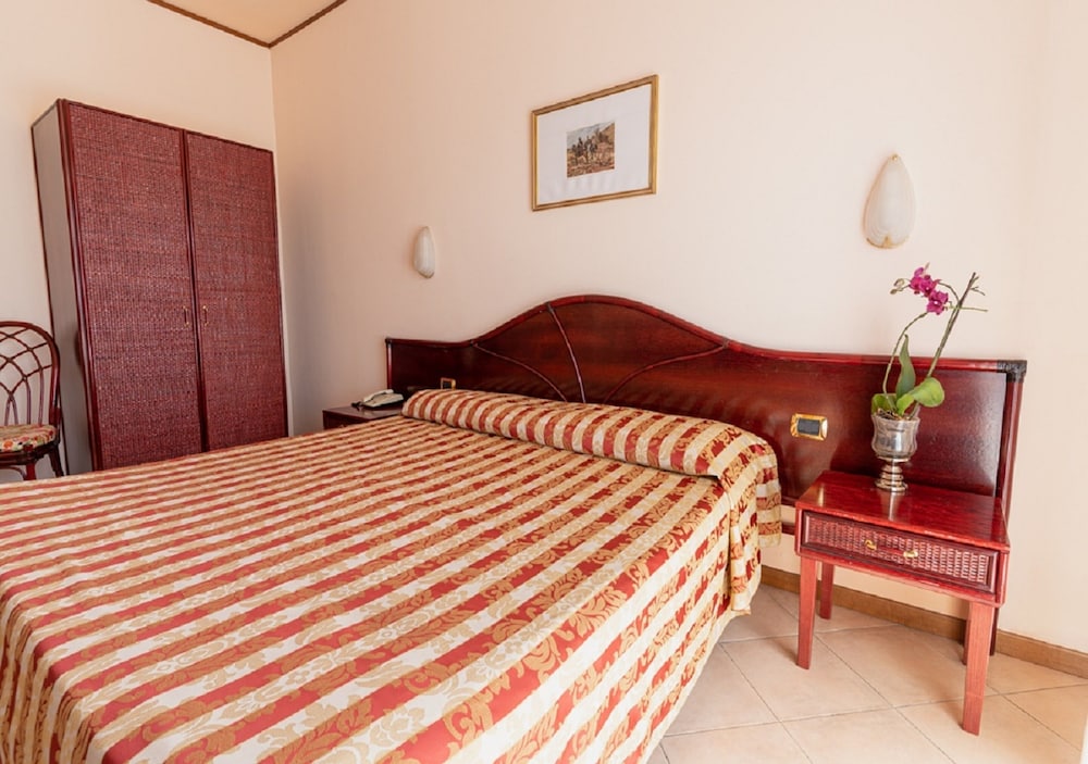 Villa Delle Rose — Hotel rooms in Oristano, Sardinia