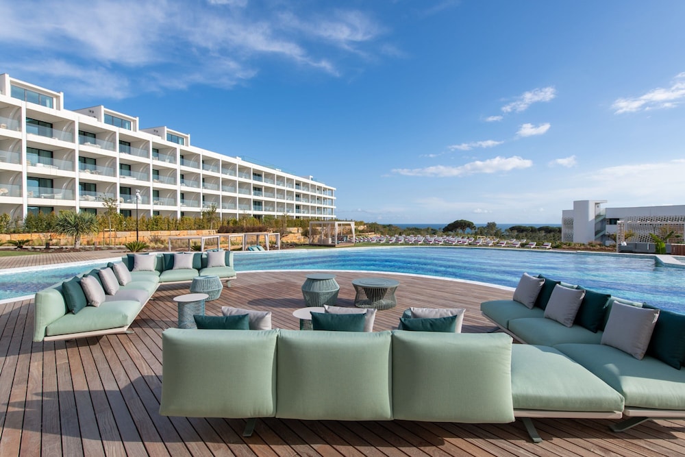 W Algarve — Swimming pool in Albufeira, Faro