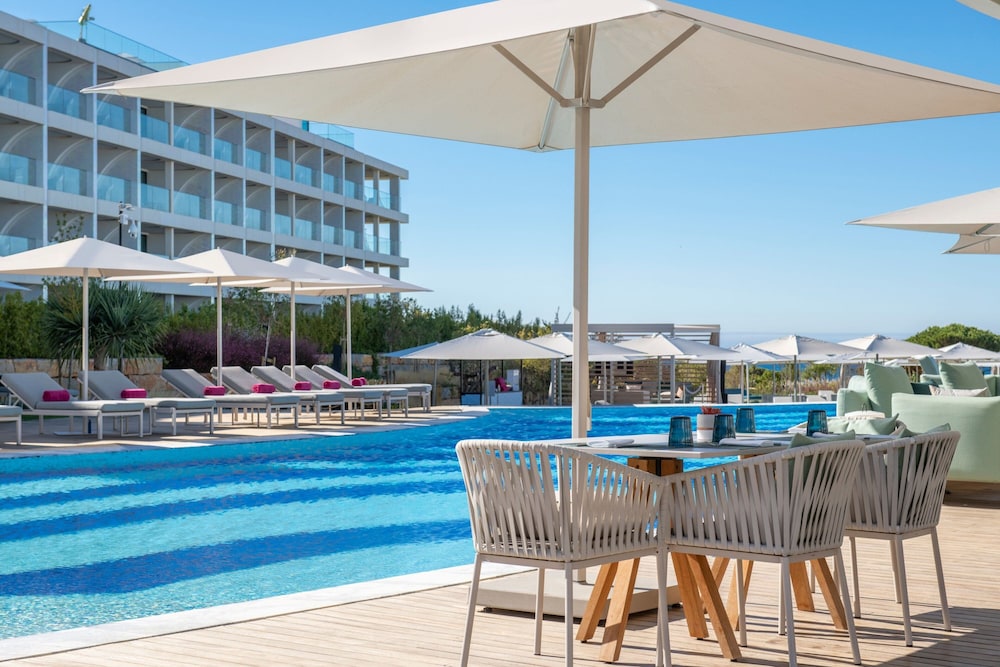W Algarve — Swimming pool in Albufeira, Faro