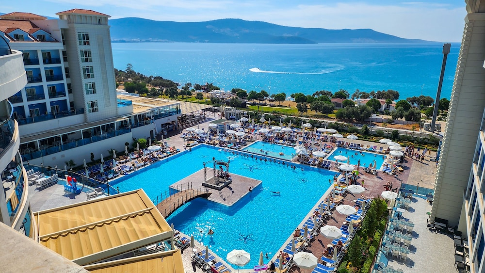 Maxeria Blue Didyma Hotel - All Inclusive — Swimming pool in Didim, Aydin