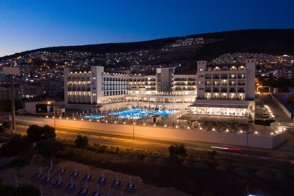Maxeria Blue Didyma Hotel - All Inclusive — Hotel building in Didim, Aydin