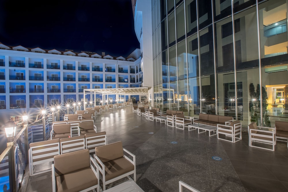 Maxeria Blue Didyma Hotel - All Inclusive — Hotel building in Didim, Aydin