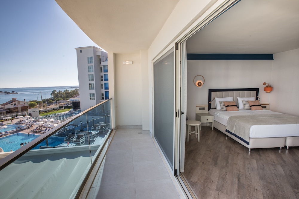 Maxeria Blue Didyma Hotel - All Inclusive — Hotel rooms in Didim, Aydin