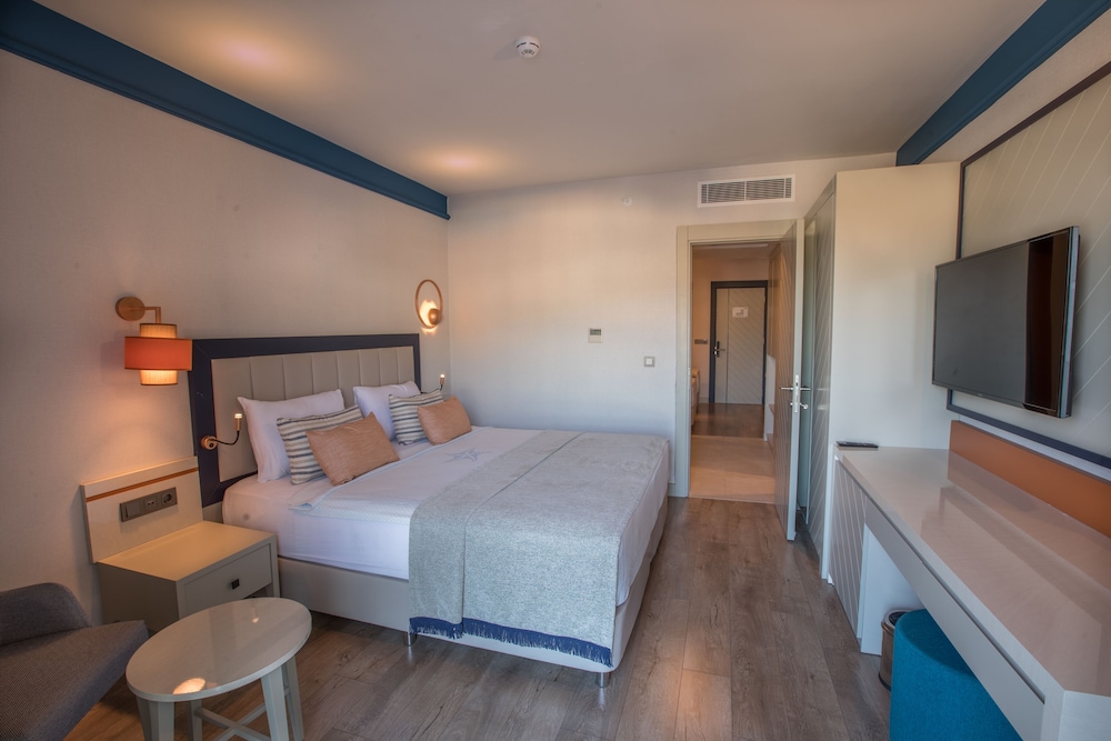 Maxeria Blue Didyma Hotel - All Inclusive — Hotel rooms in Didim, Aydin