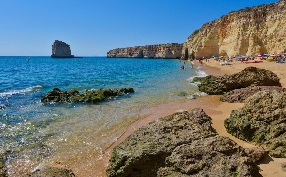Presa de Moura — Beach in Carvoeiro, Faro