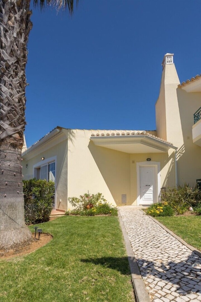 Presa de Moura — Hotel building in Carvoeiro, Faro