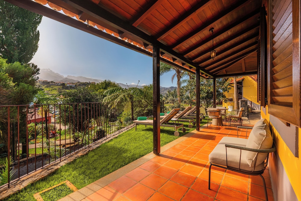 Hotel Quinta Do Furao — Hotel building in Santana, Madeira