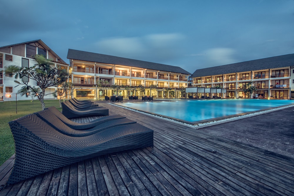 Suriya Resort — Swimming pool in Negombo, Western Province