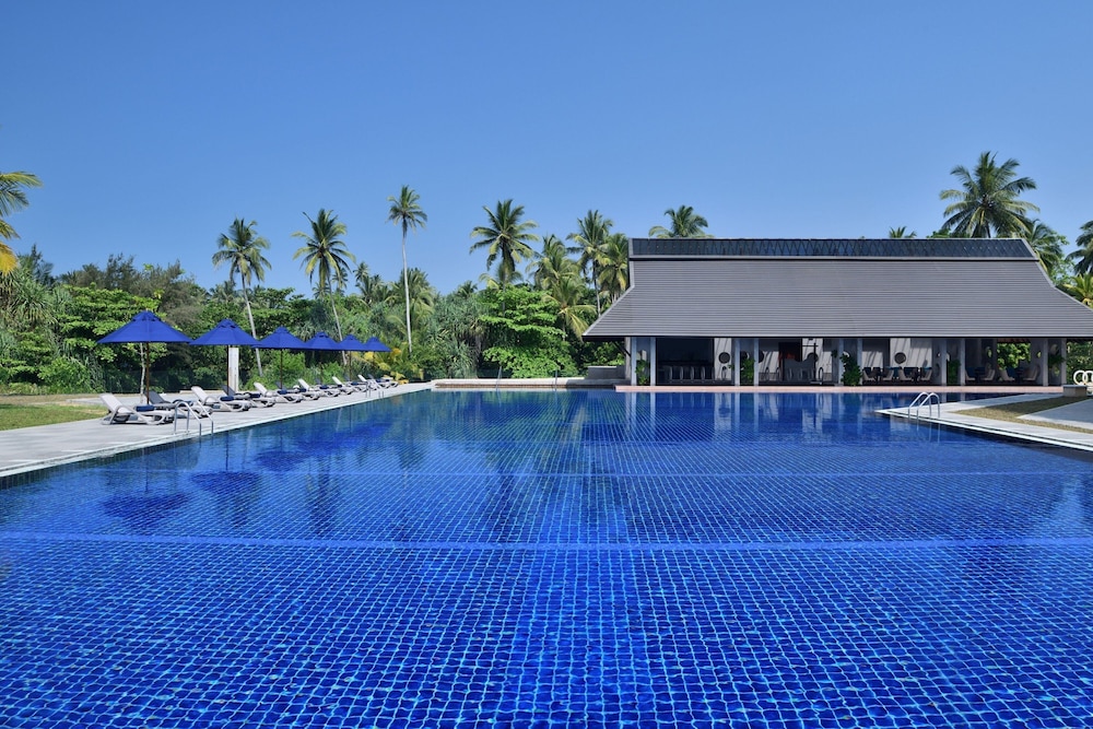 Sheraton Kosgoda Turtle Beach Resort — Swimming pool in Kosgoda, Southern Province