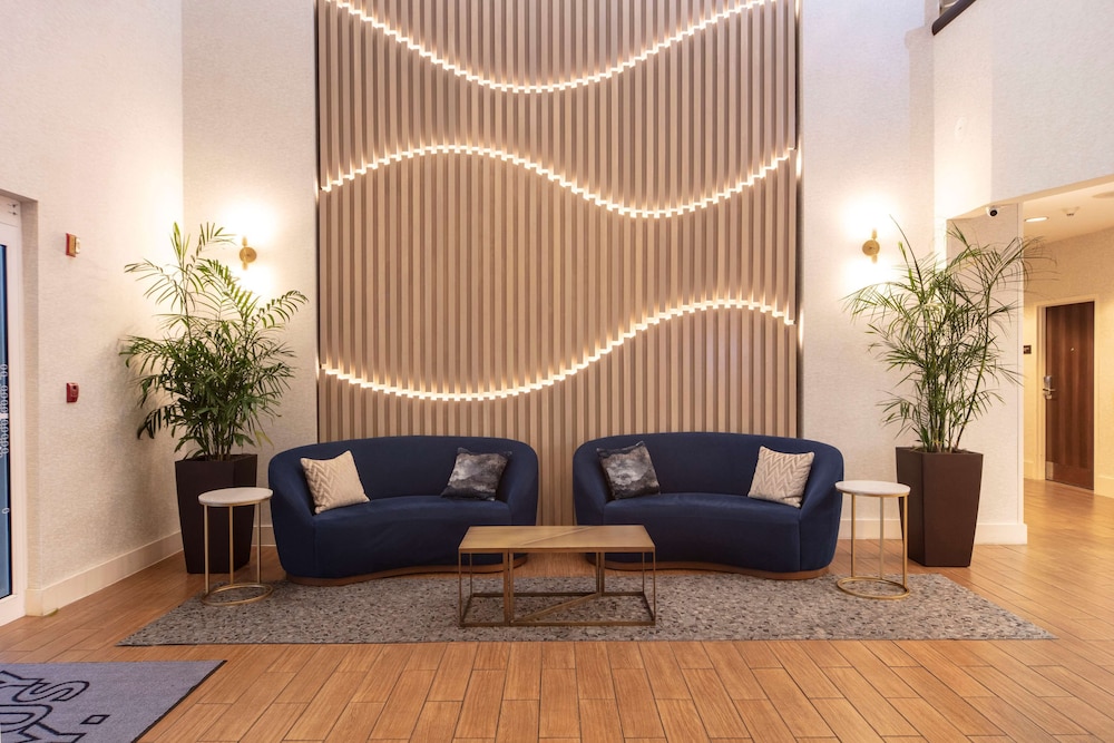 Hampton Inn & Suites Miami-Airport South-Blue Lagoon — Hotel building in Miami, Florida