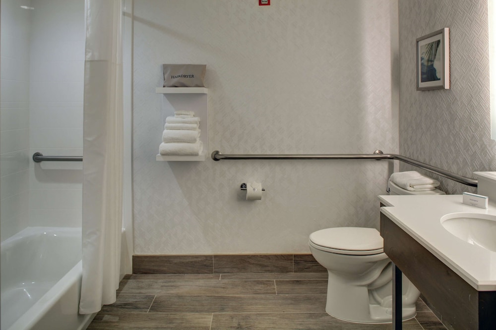 Hampton Inn & Suites Miami-Airport South-Blue Lagoon — Hotel rooms in Miami, Florida