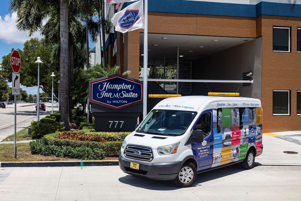 Hampton Inn & Suites Miami-Airport South-Blue Lagoon — Hotel building in Miami, Florida