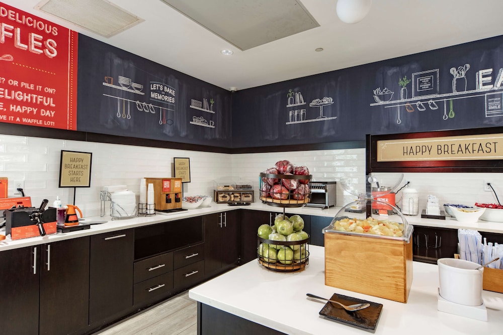 Hampton Inn & Suites Miami-Airport South-Blue Lagoon — Restaurant & bars in Miami, Florida