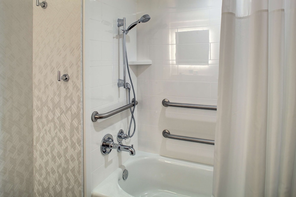 Hampton Inn & Suites Miami-Airport South-Blue Lagoon — Hotel rooms in Miami, Florida
