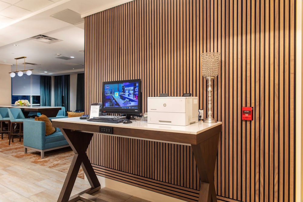 Hampton Inn & Suites Miami-Airport South-Blue Lagoon — Hotel building in Miami, Florida