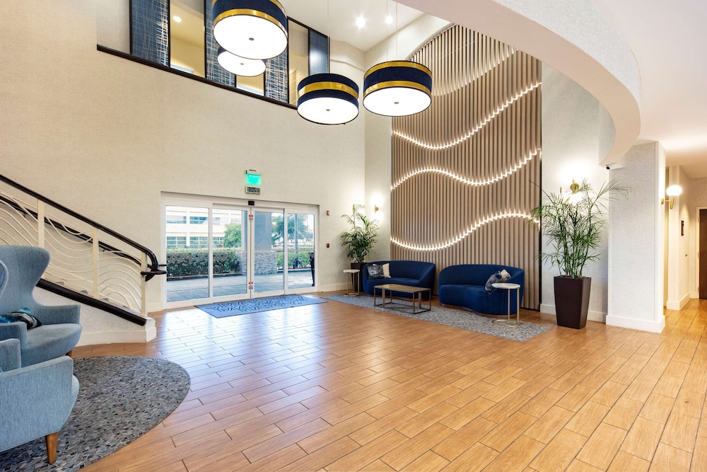 Hampton Inn & Suites Miami-Airport South-Blue Lagoon — Hotel building in Miami, Florida