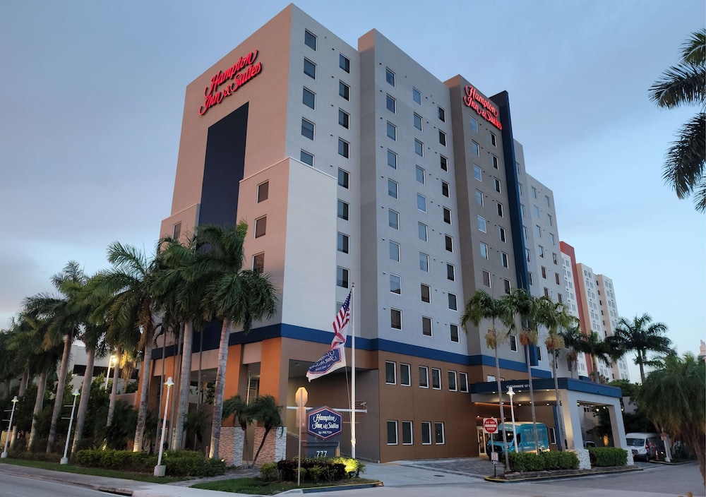 Hampton Inn & Suites Miami-Airport South-Blue Lagoon — Hotel building in Miami, Florida