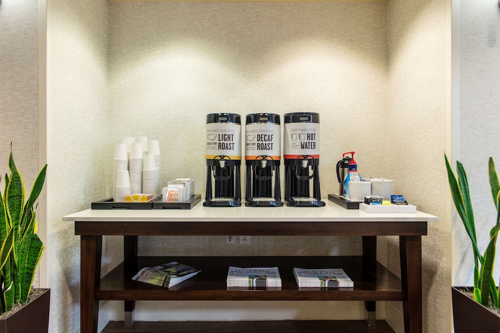 Hampton Inn & Suites Miami-Airport South-Blue Lagoon — Restaurant & bars in Miami, Florida