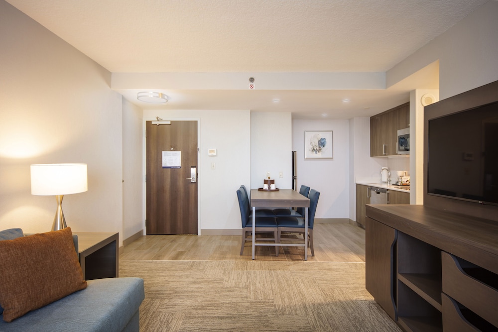 Hampton Inn & Suites Miami-Airport South-Blue Lagoon — Hotel rooms in Miami, Florida
