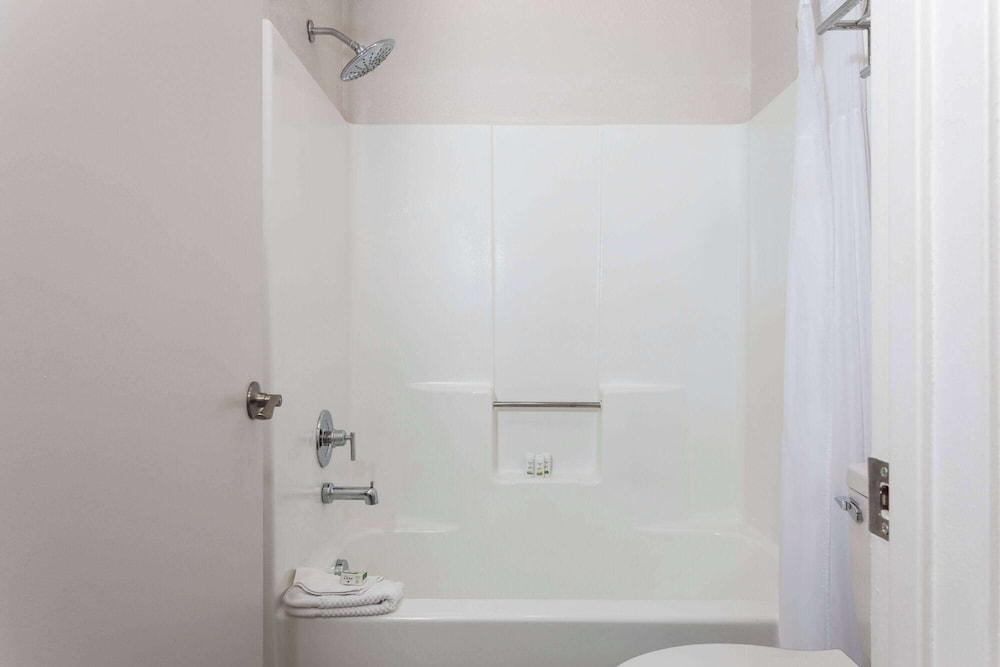 Howard Johnson by Wyndham Orlando Lake Buena Vista South — Hotel rooms in Kissimmee, Florida