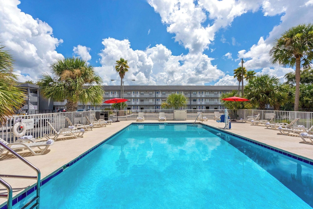 Howard Johnson by Wyndham Orlando Lake Buena Vista South — Main photo in Kissimmee, Florida
