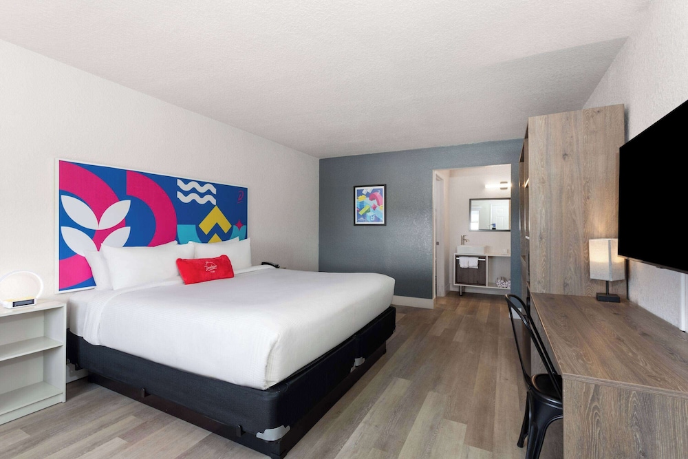 Howard Johnson by Wyndham Orlando Lake Buena Vista South — Hotel rooms in Kissimmee, Florida