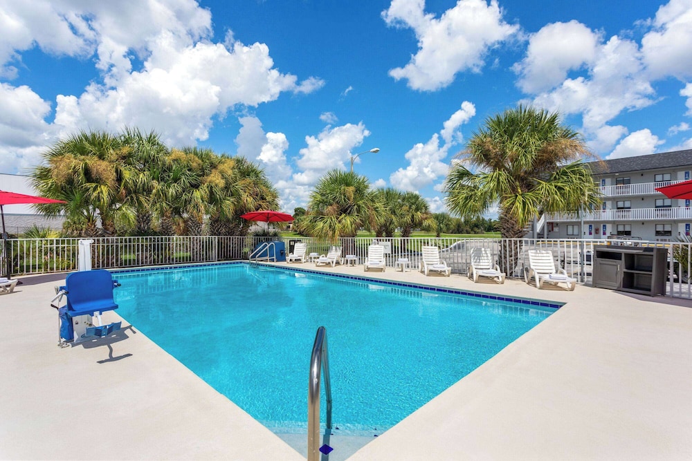 Howard Johnson by Wyndham Orlando Lake Buena Vista South — Swimming pool in Kissimmee, Florida
