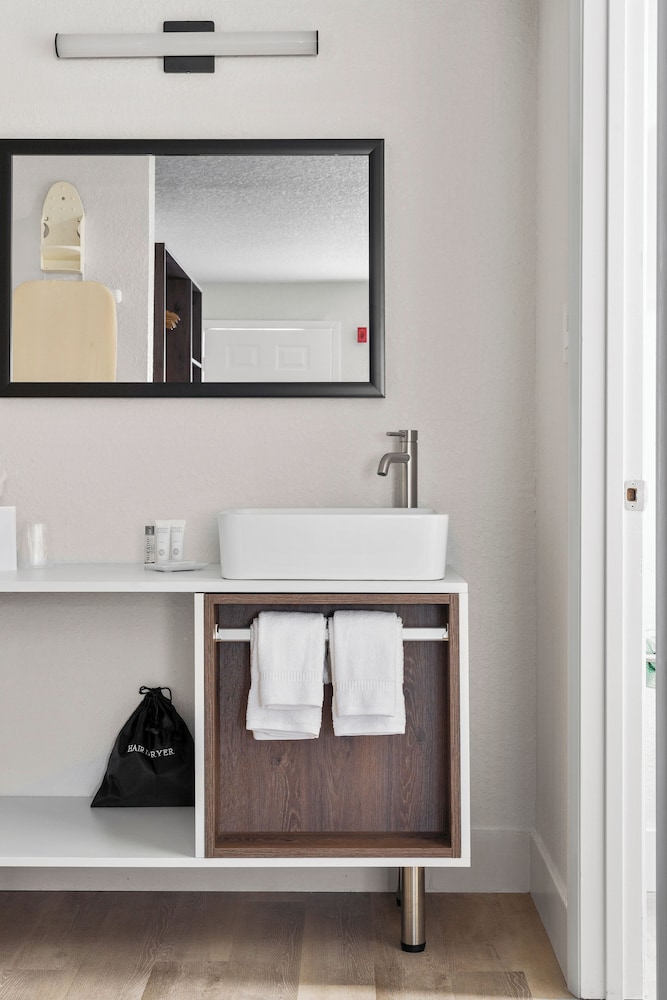 Howard Johnson by Wyndham Orlando Lake Buena Vista South — Hotel rooms in Kissimmee, Florida